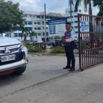 Petugas keamanan berjaga di gerbang Ateneo de Zamboanga University Filipina