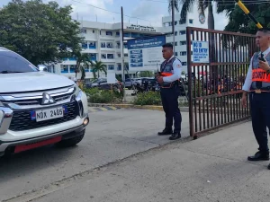 Petugas keamanan berjaga di gerbang Ateneo de Zamboanga University Filipina
