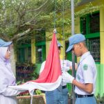 Ilustrasi pelajar mengikuti upacara pengibaran bendera.