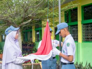 Ilustrasi pelajar mengikuti upacara pengibaran bendera.