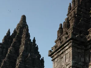 Reruntuhan bangunan candi bata peninggalan masa Jawa kuno