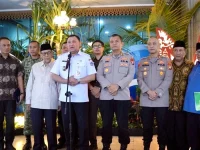 Wali Kota Jakarta Utara memberi keterangan pers soal dugaan penistaan agama di Ancol