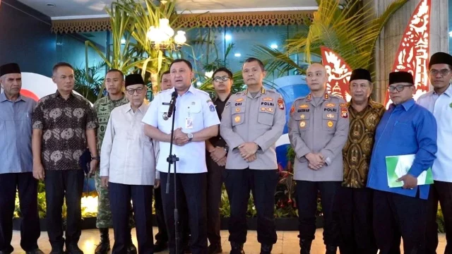 Wali Kota Jakarta Utara memberi keterangan pers soal dugaan penistaan agama di Ancol