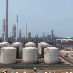Deretan tangki penyimpanan minyak mentah dalam laporan tentang ancaman sanksi ekonomi Amerika Serikat terhadap Iran.