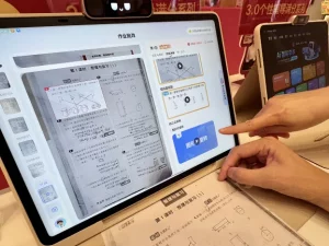 Perangkat belajar berbasis AI yang dapat memindai lembar PR, memeriksa jawaban, dan memberi penjelasan