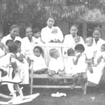 Para perawat bersama anak-anak pasien di Rumah Sakit Petronella, Yogyakarta