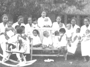 Para perawat bersama anak-anak pasien di Rumah Sakit Petronella, Yogyakarta
