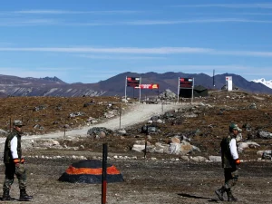 Tentara India berjaga di perbatasan India-China di Bumla Arunachal Pradesh