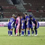 Foto arsip para pemain Persib Bandung berkumpul di tengah lapangan Stadion Kapten I Wayan Dipta, Gianyar.