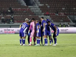 Foto arsip para pemain Persib Bandung berkumpul di tengah lapangan Stadion Kapten I Wayan Dipta, Gianyar.
