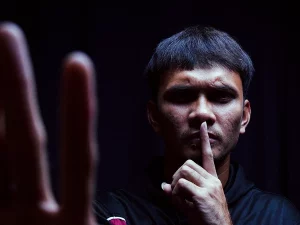 Bek Al Hamra Hehanussa mengenakan jaket latihan Garudayaksa FC