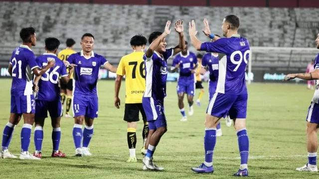Para pemain Persib Bandung merayakan gol ke gawang Sabah FC di Stadion Kapten I Wayan Dipta, Gianyar, Sabtu, 15 Agustus 2026.