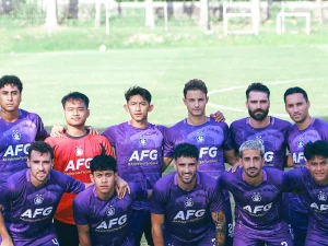 Para pemain Persik Kediri berfoto bersama di lapangan seusai pemusatan latihan di Solo