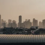 Deretan gedung pencakar langit di kawasan bisnis Jakarta terlihat dari kejauhan pada sore hari