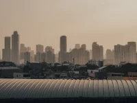 Deretan gedung pencakar langit di kawasan bisnis Jakarta terlihat dari kejauhan pada sore hari