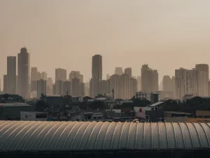 Deretan gedung pencakar langit di kawasan bisnis Jakarta terlihat dari kejauhan pada sore hari