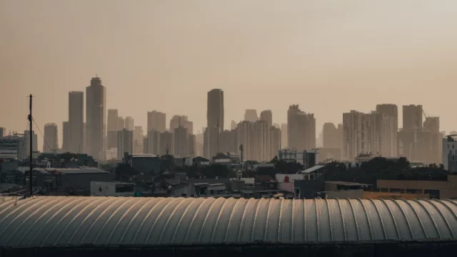 Deretan gedung pencakar langit di kawasan bisnis Jakarta terlihat dari kejauhan pada sore hari