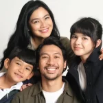 Potret keluarga dalam materi promosi film Perumahan Laddaland