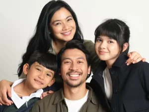 Potret keluarga dalam materi promosi film Perumahan Laddaland
