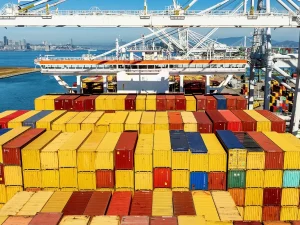 Peti kemas menumpuk di dermaga sebuah pelabuhan