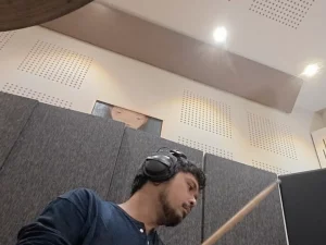 Petra Sihombing bermain drum dalam proses pembuatan single Bangga