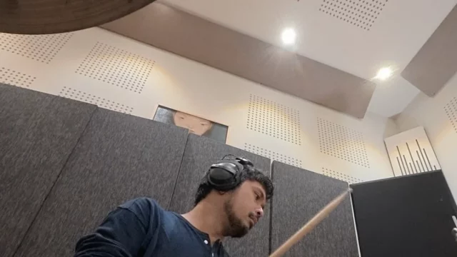 Petra Sihombing bermain drum dalam proses pembuatan single Bangga