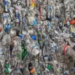 Tumpukan botol plastik PET bekas yang sudah dipadatkan menjadi bal.