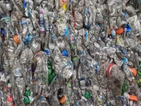 Tumpukan botol plastik PET bekas yang sudah dipadatkan menjadi bal.