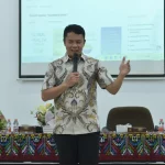 Pembicara memaparkan materi dalam Pengenalan Kehidupan Kampus bagi Mahasiswa Baru Program Studi Doktor Ilmu Hukum Universitas Sumatera Utara.