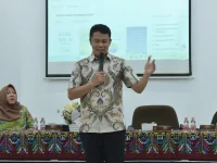 Pembicara memaparkan materi dalam Pengenalan Kehidupan Kampus bagi Mahasiswa Baru Program Studi Doktor Ilmu Hukum Universitas Sumatera Utara.
