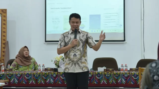 Pembicara memaparkan materi dalam Pengenalan Kehidupan Kampus bagi Mahasiswa Baru Program Studi Doktor Ilmu Hukum Universitas Sumatera Utara.