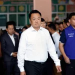 Perdana Menteri Thailand Anutin Charnvirakul berjalan meninggalkan lokasi penembakan sekolah di Nonthaburi