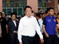 Perdana Menteri Thailand Anutin Charnvirakul berjalan meninggalkan lokasi penembakan sekolah di Nonthaburi