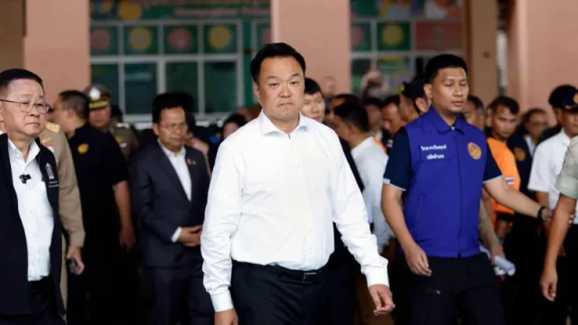 Perdana Menteri Thailand Anutin Charnvirakul berjalan meninggalkan lokasi penembakan sekolah di Nonthaburi