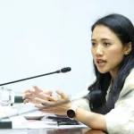 Anggota Komisi XI DPR RI Puteri Komarudin memberikan keterangan dalam rapat