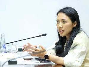Anggota Komisi XI DPR RI Puteri Komarudin memberikan keterangan dalam rapat