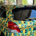 Mobil yang seluruh bodinya dilapisi pola visual bermotif acak