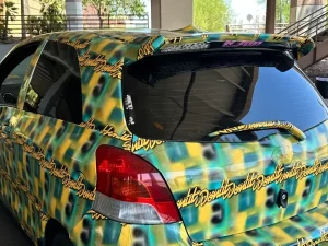 Mobil yang seluruh bodinya dilapisi pola visual bermotif acak