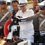 Gubernur Jawa Barat Dedi Mulyadi memusnahkan knalpot bising hasil sitaan