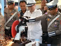 Gubernur Jawa Barat Dedi Mulyadi memusnahkan knalpot bising hasil sitaan