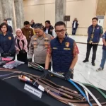 Barang bukti senjata tajam hasil tawuran antar-kelompok Semarang dan Kendal