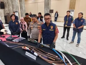 Barang bukti senjata tajam hasil tawuran antar-kelompok Semarang dan Kendal