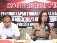 Kabidhumas Polda Kepri memberikan keterangan pers pengungkapan kasus narkotika di Batam dan Karimun