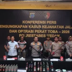 Konferensi pers Polrestabes Medan soal pengungkapan kasus kejahatan jalanan dan Operasi Pekat Toba 2026