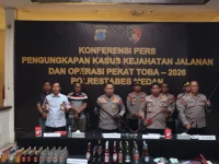 Konferensi pers Polrestabes Medan soal pengungkapan kasus kejahatan jalanan dan Operasi Pekat Toba 2026