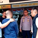 Petugas Polsek Bekasi Selatan mengamankan terduga pelaku kekerasan debt collector