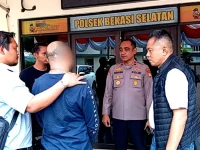 Petugas Polsek Bekasi Selatan mengamankan terduga pelaku kekerasan debt collector