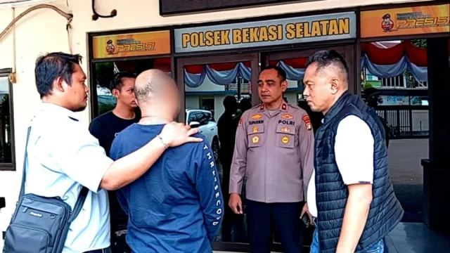 Petugas Polsek Bekasi Selatan mengamankan terduga pelaku kekerasan debt collector