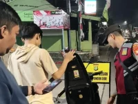 Personel Polsek Pondok Gede menggelar razia stasioner cegah kejahatan jalanan