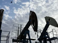 Pompa angguk di ladang minyak Airankol, wilayah Atyrau, Kazakhstan